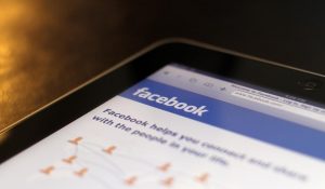 denunciar a Facebook