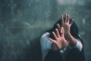robar a una mujer y agredirla sexualmente